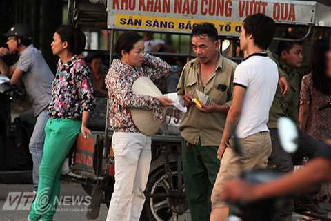 Sốt vé U19 Việt Nam: Săn vé sang làm quà tặng sếp