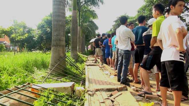 Video: Không mua được vé, cổ động viên phá trụ sở VFF