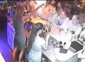 Clip: Bartender trổ tài pha rượu làm cháy mặt khách