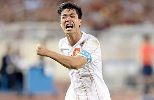 Xem U19 ở quê Công Phượng: Kê gạch, giữ chỗ như những năm 90