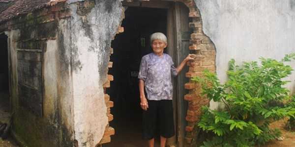 Mẹ liệt sỹ 90 tuổi ở trong ngôi nhà 'chờ sập'