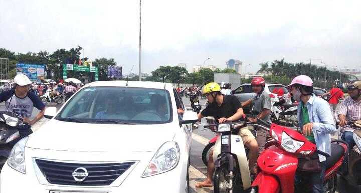 Vé trận Việt Nam - Nhật Bản: Phe vé đang mệt mỏi chèo kéo khách