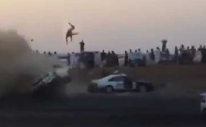 Lết bánh bất thành, xe ôtô lăn tròn như trái bóng