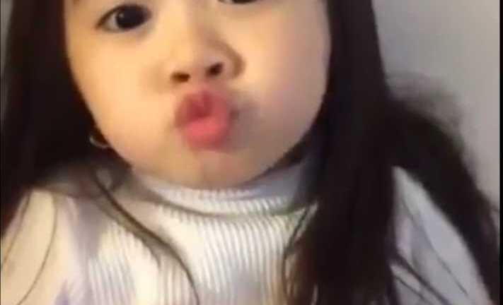 Clip: Bé gái nói tiếng Anh khiến ai xem cũng phải yêu