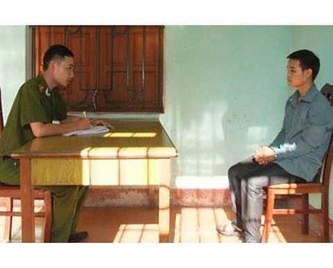 Kẻ biến thái nửa đêm khống chế chồng, cưỡng hiếp vợ