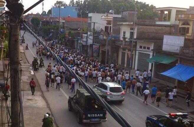 Clip: Hàng trăm học viên cai nghiện phá trung tâm, kéo về TP Hải Phòng
