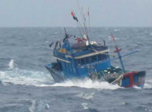 Sóng to gió lớn, một thuyền trưởng thiệt mạng