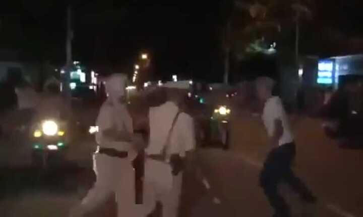 Clip: Bị dừng xe, 'quái xế' hung hăng đạp cảnh sát giao thông