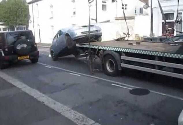 Bị bắt xe, tài xế lao ôtô xuống từ xe tải kéo chạy trốn