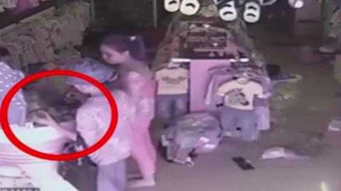 Clip: Thiếu nữ và cụ già liên thủ trộm đồ trong shop