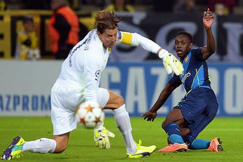 'Chân gỗ' Welbeck lập hat-trick không tưởng