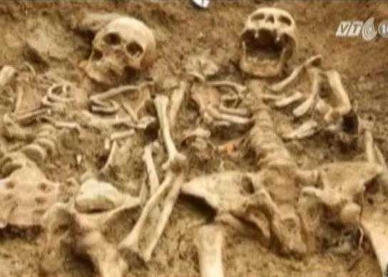 Clip: Hai bộ xương nắm tay nhau suốt 700 năm dưới mộ