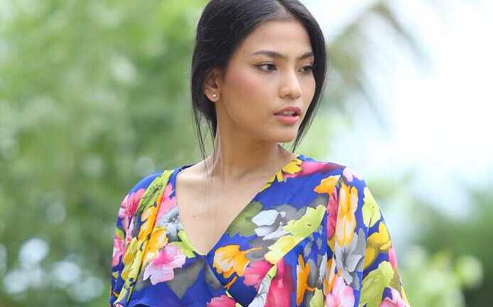 Trương Thị May tung tăng dạo chơi trên biển