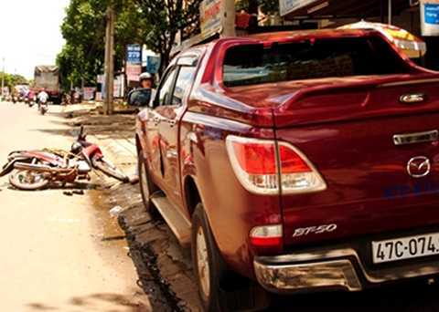 Cửa xe ô tô mở ẩu, một người vợ trẻ thiệt mạng