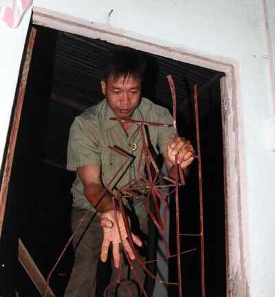 Bẻ song cửa cứu con trước mũi súng kẻ giang hồ