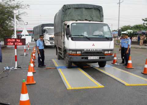 Hà Nội lập trạm lưu động ‘tóm’ xe quá tải
