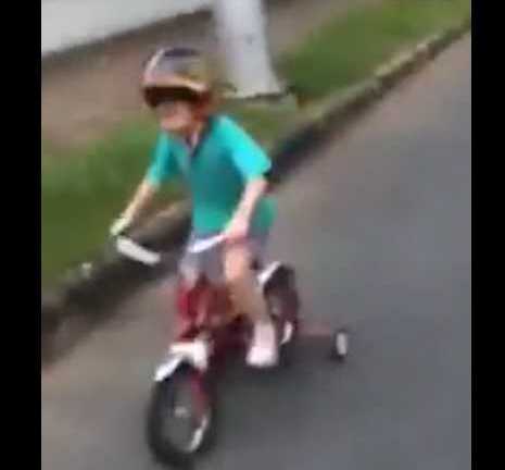 Choáng với khả năng nói tiếng Anh của con trai Hà Hồ