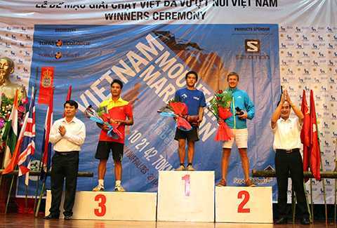 Marathon vượt núi Việt Nam: Cậu bé H’Mông thắng giải chạy 10km