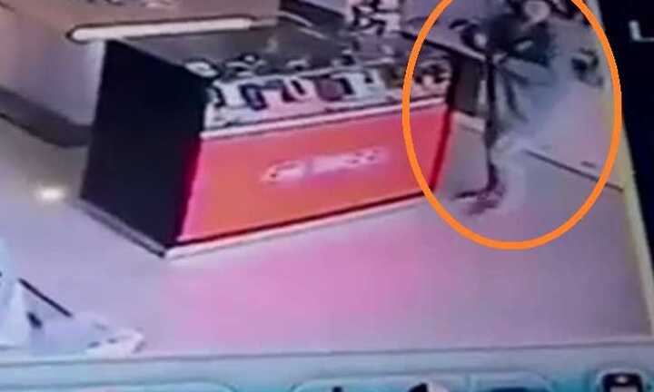 Nhờ nạp thẻ rồi ra tay trộm điện thoại trong cửa hàng