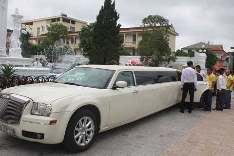 Limousine Chrysler 300 màu trắng sứ gây sốt thành Vinh