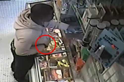 Clip: Cầm chuối đi cướp siêu thị