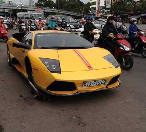 Lamborghini kích gầm thay bánh giữa phố đông Sài Gòn