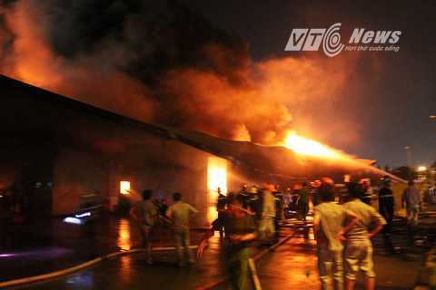 Cháy lớn Bình Dương: Bao nhiêu công nhân đang thất nghiệp?