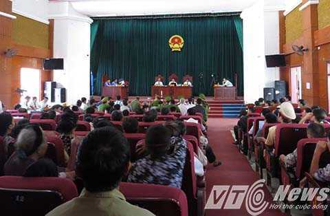 Hành hung chủ tịch xã, nhiều bị cáo hầu tòa