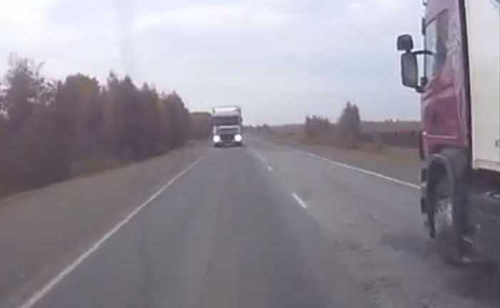 Video: Vượt liều tốc độ cao, xe hơi lộn nhào như xiếc