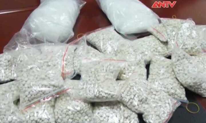 Clip: 'Nữ quái' ôm 10 tỷ đồng ma túy đá vượt biển