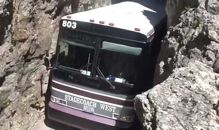 Video: Xe bus 'lách mình' qua khe núi hẹp