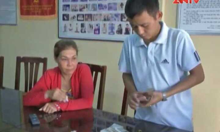 Clip: Nữ quái rao bán ma túy trước cửa trường học