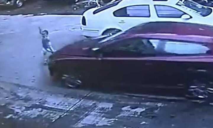 Bị ôtô đâm trực diện, bé trai 3 tuổi đứng dậy chạy 'phăm phăm'