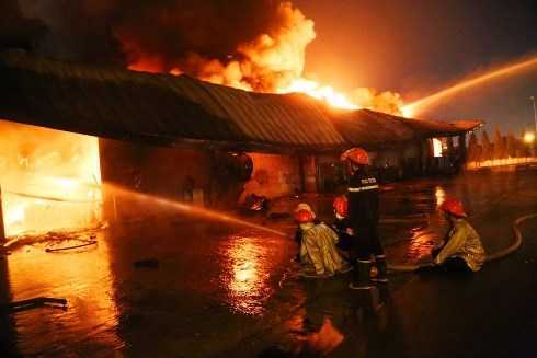 Cháy khủng khiếp ở Bình Dương: Do hóa chất phát nổ