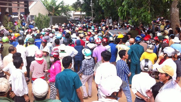 Nghi 'bắt cóc trẻ em, mổ bụng': Ngàn người bao vây ô tô