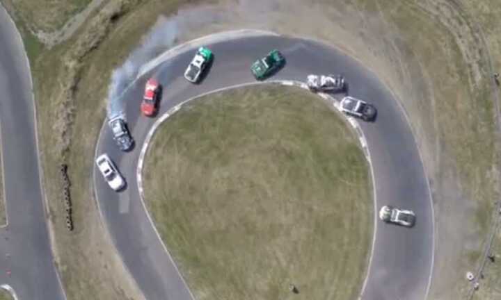 Video: 11 quái xế trổ tài drift quanh khúc cua tay áo