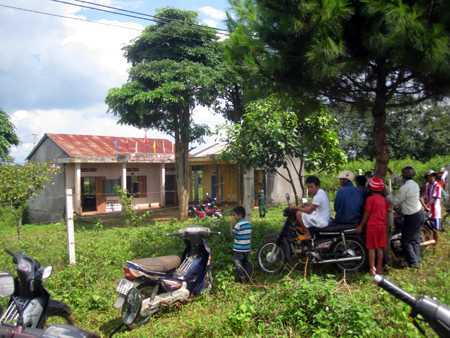 Thi thể cháy đen trong hội trường thôn