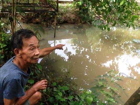 Tức vợ vì cơm không có thịt, cha ném con nhỏ xuống ao
