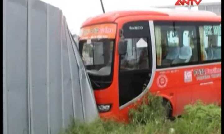 Xe khách lao vào hàng chục công nhân đang nghỉ trưa