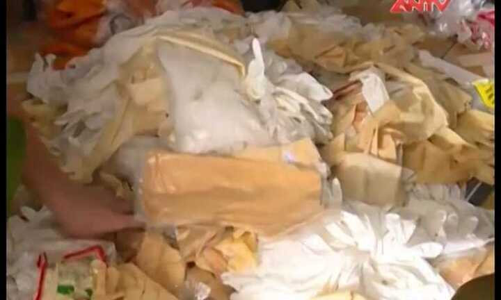 Bày bán công khai găng tay y tế đã qua sử dụng