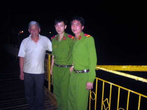 Chiến sỹ trẻ lao mình xuống nước cứu thiếu nữ nhảy hồ