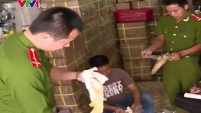 Hà Nội: Găng tay dính vết máu vẫn được bày bán