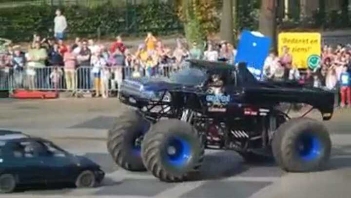 Video: Chèn chết khán giả trong cuộc biểu diễn xe độ