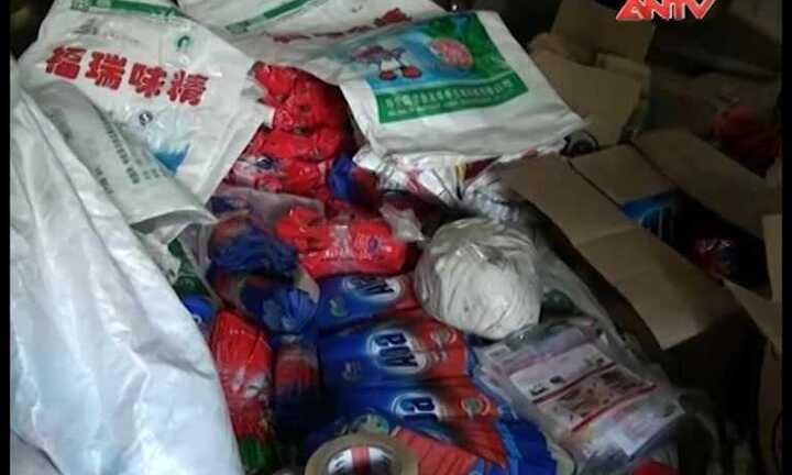 Bắt quả tang cặp vợ chồng sản xuất bột ngọt rởm