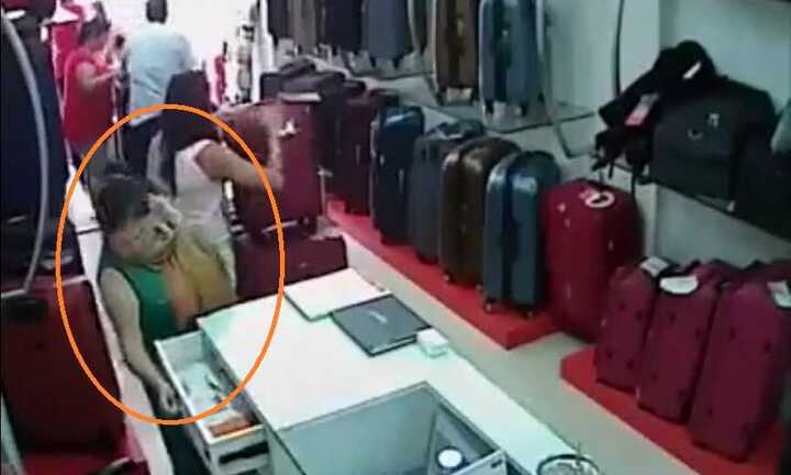 Clip: Hai nữ quái 'song kiếm hợp bích' trộm tiền trong shop