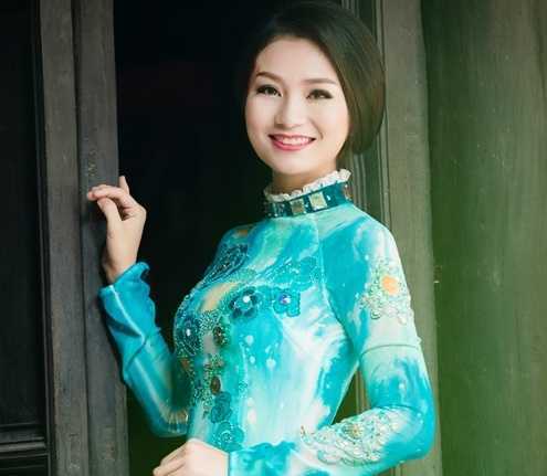 Diệu Hương diện áo dài khoe vẻ đẹp dịu dàng