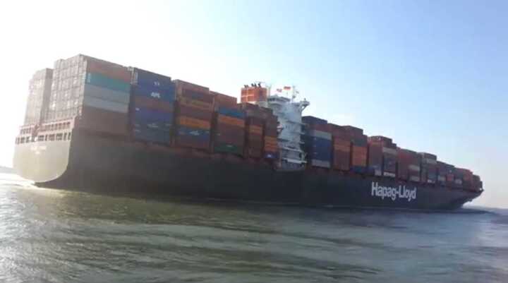 Video: Tàu biển cỡ khủng va chạm cửa kênh đào Suez