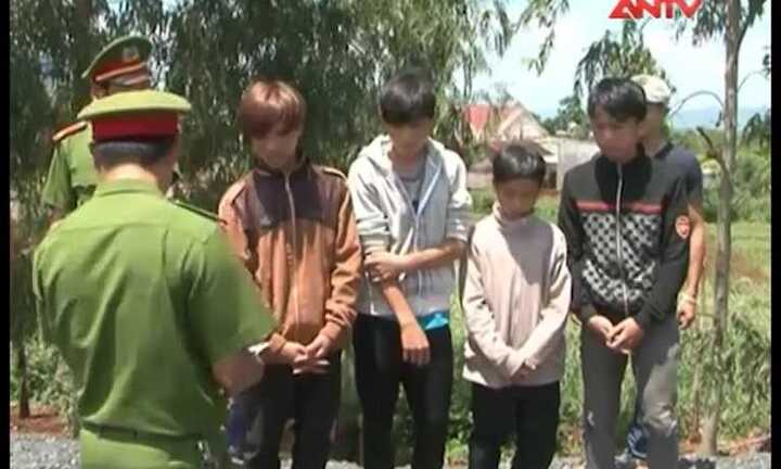 Đắk Lắk: Triệu tập 4 thiếu niên ném đá xe khách