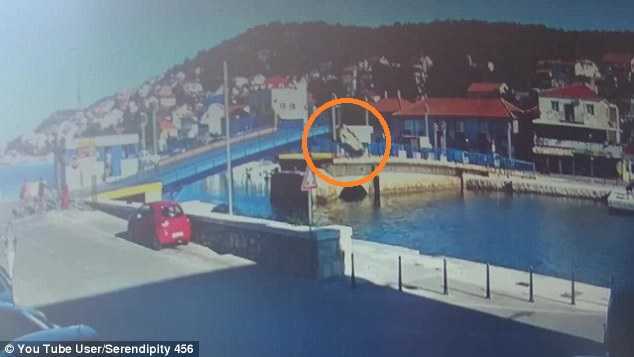 Video: Một phụ nữ lái ôtô lao qua cầu đang nâng cao như phim