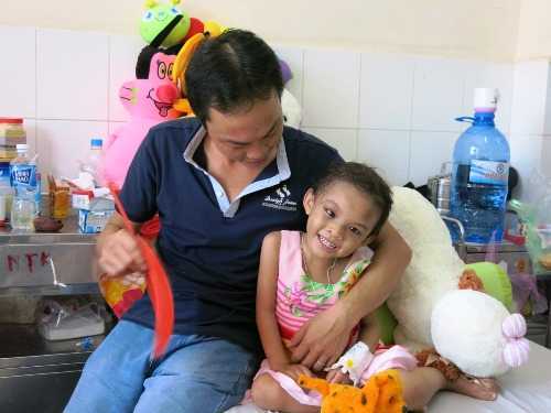 Đưa bé 4 tuổi bị bạo hành đi giám định thương tật